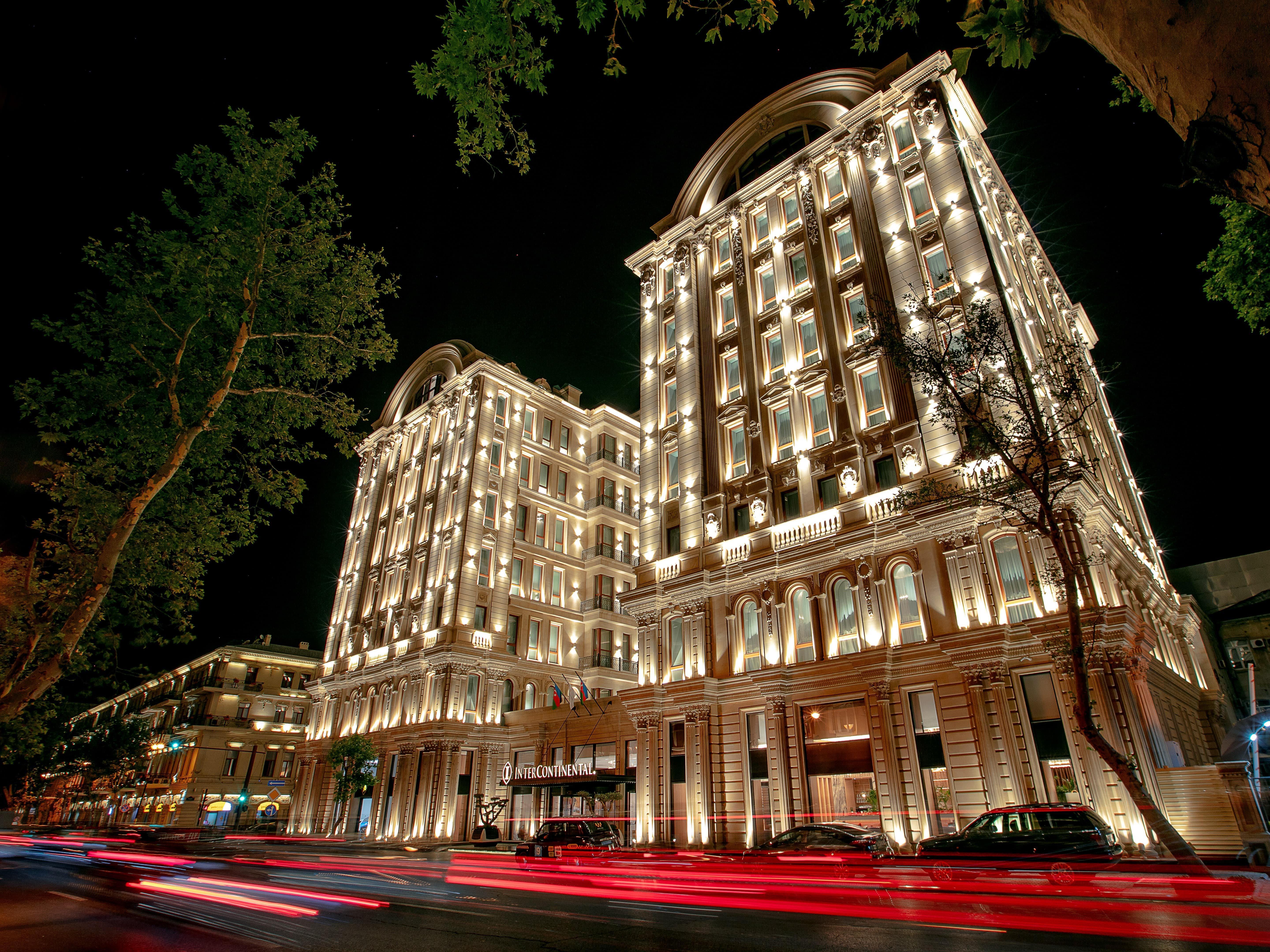 فندق Intercontinental Baku By Ihg المظهر الخارجي الصورة The hotel at night