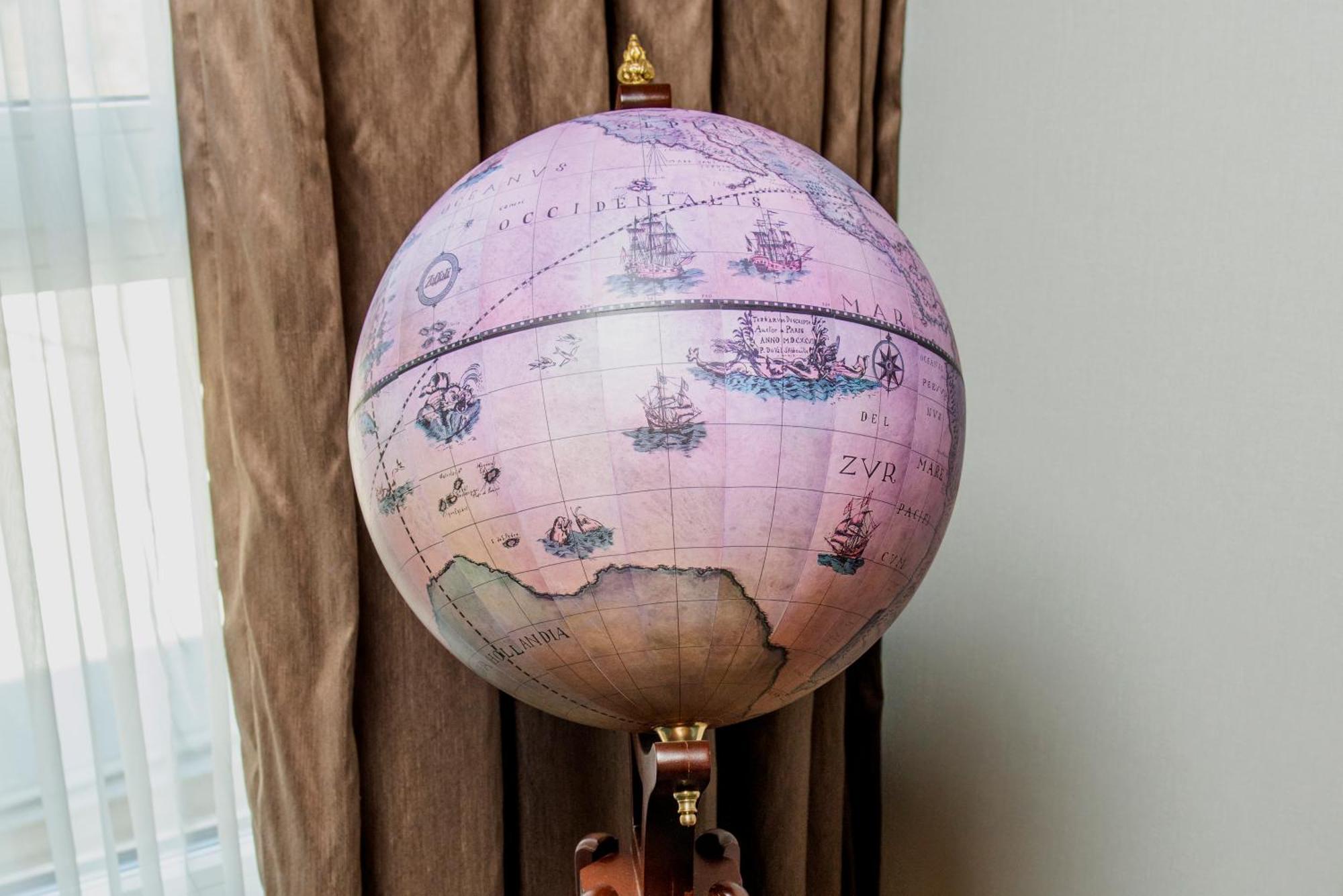 فندق Intercontinental Baku By Ihg المظهر الخارجي الصورة A globe in the White House